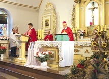 	Uroczystościom przewodniczył elbląski biskup pomocniczy.  Witał go ks. proboszcz Bogdan Sokołowski.