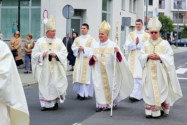▲	Procesja do progu legnickiej katedry – pastorał biskupów legnickich niesie abp Salvatore Pennacchio. 