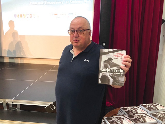 Janusz Stabno prezentuje publikację o słynnym stalowowolskim bokserze.