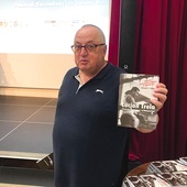Janusz Stabno prezentuje publikację o słynnym stalowowolskim bokserze.