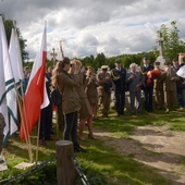 Odnowiony pomnik nagrobny poświęcił bp Marek Solarczyk.