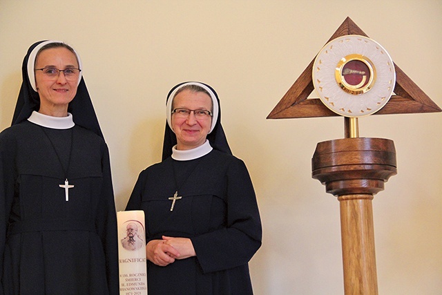 Siostry M. Anita i M. Laureta przy relikwiach założyciela w kaplicy w domu generalnym  przy ul. Czarnoleskiej  we Wrocławiu.