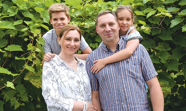 Sławomir Baszko z żoną Iwoną i dziećmi: Antkiem (11 lat) i Rozalką (8 lat).