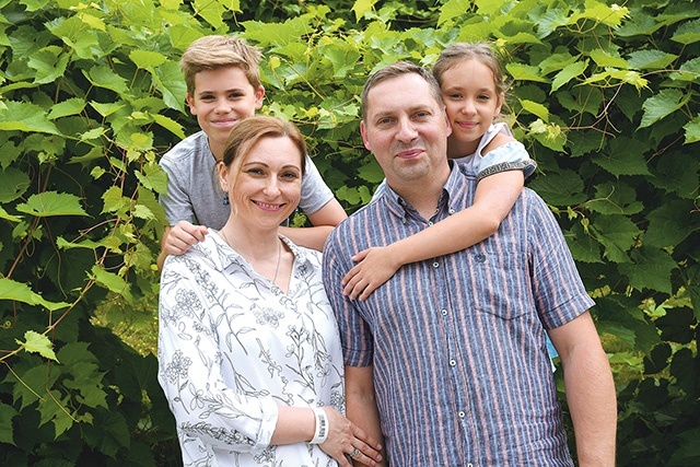 Sławomir Baszko z żoną Iwoną i dziećmi: Antkiem (11 lat) i Rozalką (8 lat).