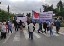 Dąbrowa Górnicza. Mieszkańcy Strzemieszyc nie chcą tirów pod oknami i po raz kolejny blokują drogę
