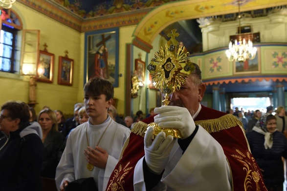 Wniesienie relikwii do kościoła.