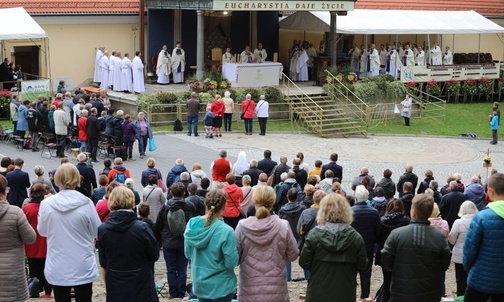 Pielgrzymi po nabożeństwie Drogi Krzyżowej zgromadzili się przed polowym ołtarzem.