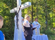 Biały krzyż z odnowioną figurą Ukrzyżowanego góruje z Błatniej nad Jaworzem.