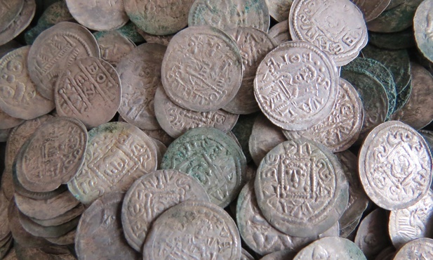 Monety z XII wieku odkryte w Zawichoście-Trójcy. 