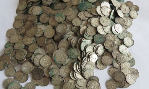 Zbiór monet z XII wieku odkryty w Zawichoście-Trójcy.