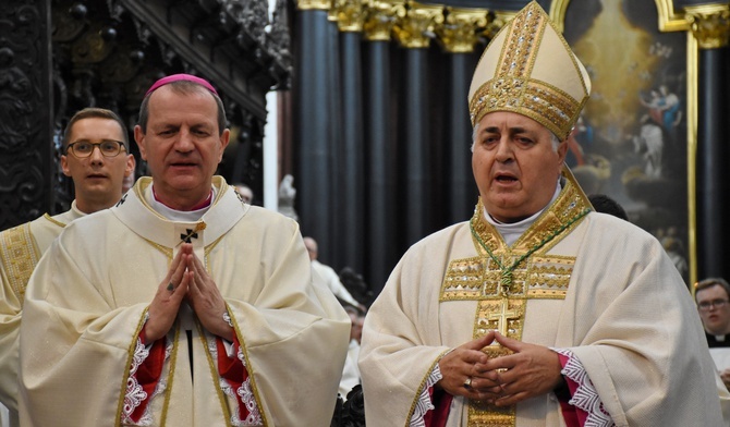 Ceremonia nałożenia paliusza, przekazanego abp. Wojdzie przez papieża Franciszka w Rzymie w czerwcu, odbyła się na początku Eucharystii.