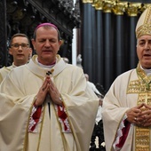 Ceremonia nałożenia paliusza, przekazanego abp. Wojdzie przez papieża Franciszka w Rzymie w czerwcu, odbyła się na początku Eucharystii.