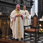 Paliusz na ramionach abp. Tadeusza Wojdy