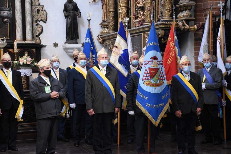 Paliusz na ramionach abp. Tadeusza Wojdy