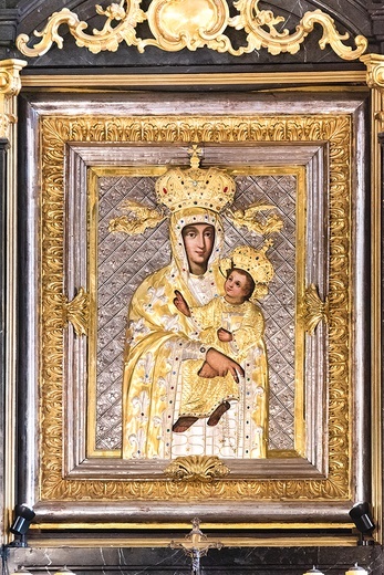 ▲	Krakowska Madonna, inaczej niż jej rzymski pierwowzór, jest delikatnie uśmiechnięta i patrzy wprost na modlącego się przed Nią człowieka.