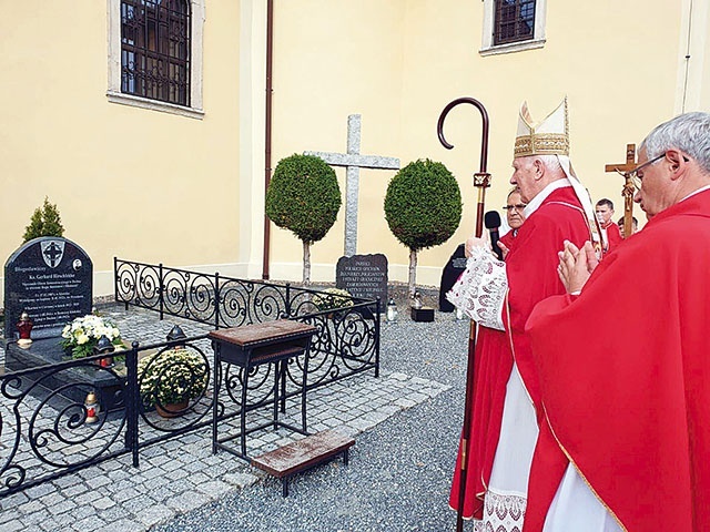 Celebransi zatrzymali się nad symbolicznym grobem błogosławionego.