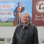 Br. Zbigniew Mirecki OFS przy domu zakonnym ojców kapucynów we Wrocławiu.