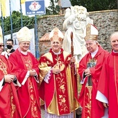 Na zdjęciu (od lewej): biskup legnicki Andrzej Siemieniewski, bp Tadeusz Lityński, abp Salvatore Pennacchio, bp Paweł Socha i ks. Stanisław Czerwiński, kustosz jakubowskiego sanktuarium.