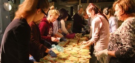 Wolontariusze z katowickiego klubu Wysoki Zamek przygotowują posiłek dla bezdomnych.