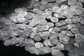 Skarb złożony z 1,8 tys. monet piastowskich trafił do Muzeum Archeologicznego