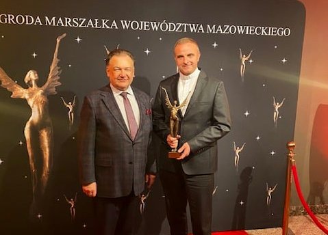 Marszałek Adam Struzik z nagrodzonym ks. Mirosławem Mejznerem, rektorem WSD w Ołtarzewie.