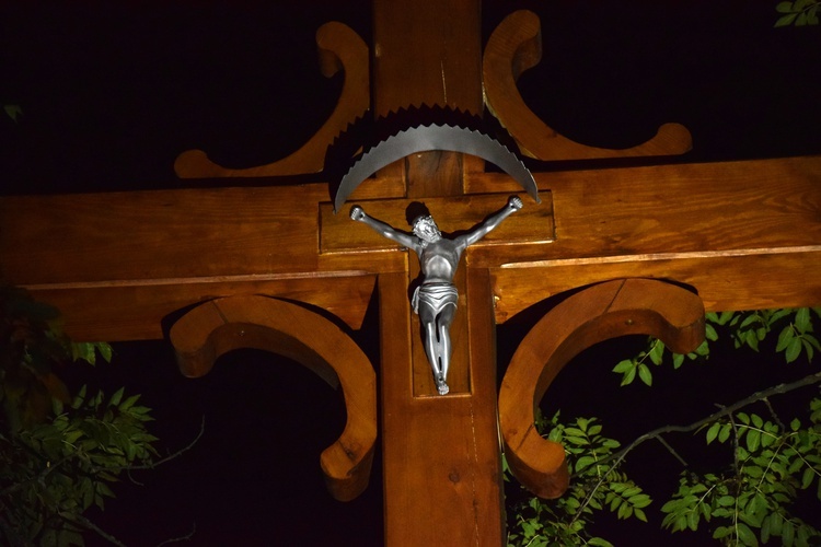 W nowy znak wiary wmontowano krzyż wykonany z drewna pochodzącego ze starego krzyża.