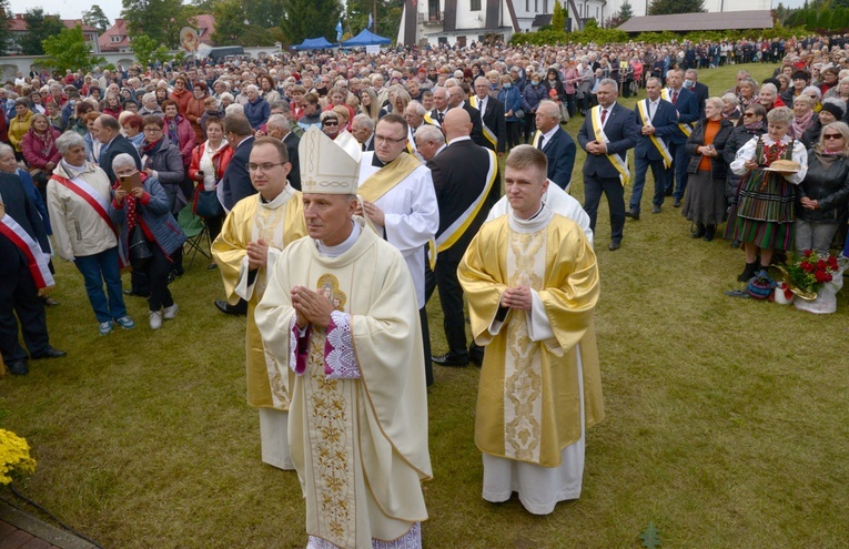 Procesja wejścia na ołtarz polowy obok sanktuarium, gdzie celebrowana była Eucharystia.