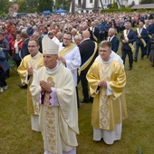 Procesja wejścia na ołtarz polowy obok sanktuarium, gdzie celebrowana była Eucharystia.