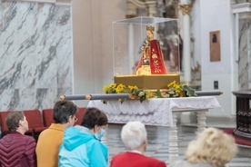 W procesję różańcową wyruszono z cudowną figurką Matki Bożej Strażniczki Wiary Świętej.