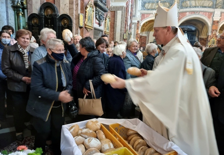 Modlitwie przewodniczył bp Piotr Turzyński. On również rozdawał chlebki św. Franciszka.