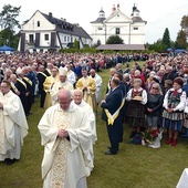 ▲	Procesja wejścia  do ołtarza polowego.