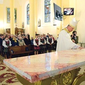 ▲	Bp Marek Solarczyk namaszcza ołtarz przy obecności wspólnoty parafialnej.