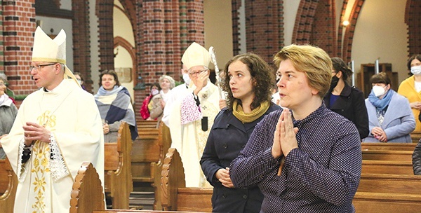 ▲	Uczestniczki 2 października zgromadziły się na Mszy św. w kościele pw. Świętych Apostołów Piotra i Pawła. 