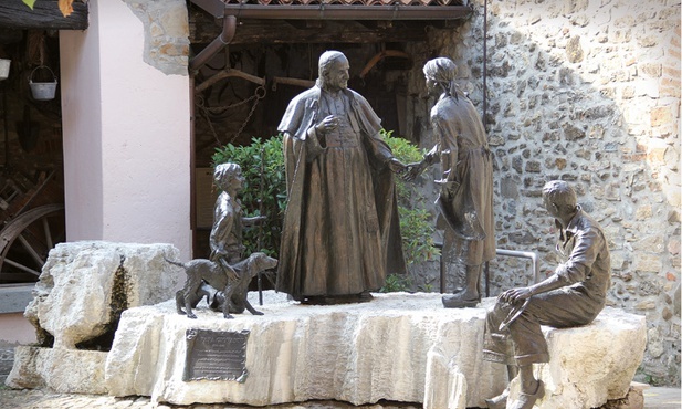 Rzeźba „Ognisko dobroci, źródło życia” dłuta Carla Balljana ukończona w roku 2000 przedstawia Jana XXIII z rodzicami. Nigdy o nich nie zapomniał.