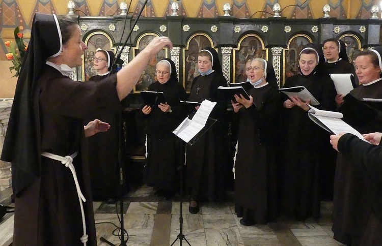 Chór sióstr serafitek przygotował śpiewy podczas liturgii w konkatedrze.