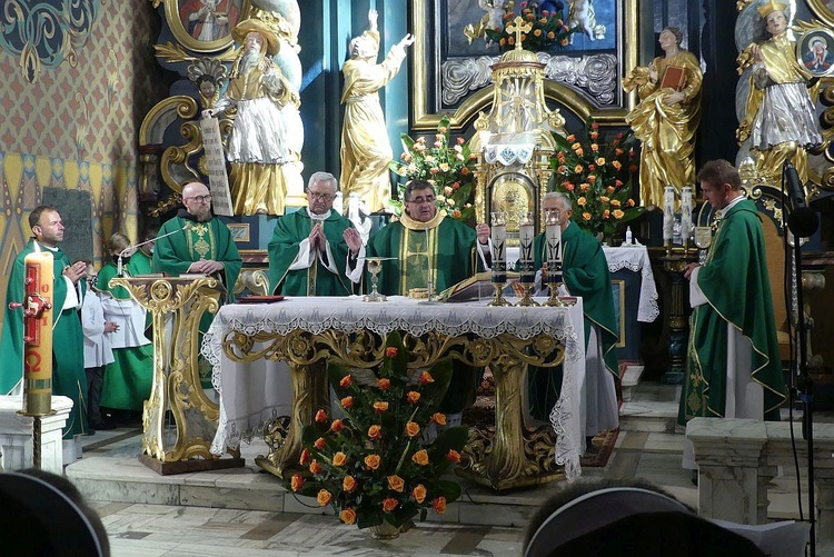 Duszpasterze, którzy sprawowali jubileuszową Mszę św. z okazji 125-lecia siostr serafitek w Żywcu.