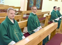 Tegoroczni nowo wyświęceni księża znów w ławkach seminaryjnych.