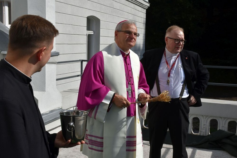 Dyrektor Caritas pokazał biskupowi także taras, do którego będą mieli dostęp podopieczni.