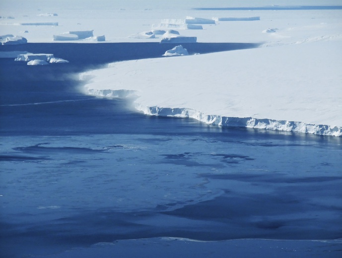 Na Morzu Grenlandzkim zaobserwowano "lodową katedrę"