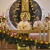 Abp Wojda podkreślił, że Matka Boża Fatimska ze swoim przesłaniem powinna być obecna w każdej rodzinie tutejszej parafii.