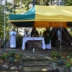 Msza św. hubertusowska w leśnym plenerze