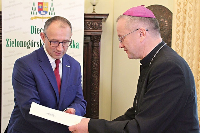 	Przekazanie dokumentu odbyło się 7 października w Domu Biskupim w Zielonej Górze.