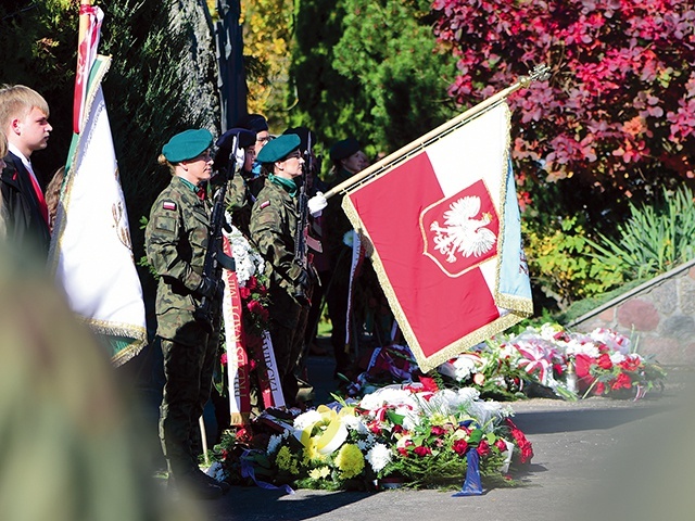 Pod obeliskami upamiętniającymi obu Polaków złożono kwiaty.