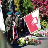 Pod obeliskami upamiętniającymi obu Polaków złożono kwiaty.