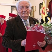 	W 2019 r. pedagog został wyróżniony srebrnym medalem Papieskiego Wydziału Teologicznego we Wrocławiu.