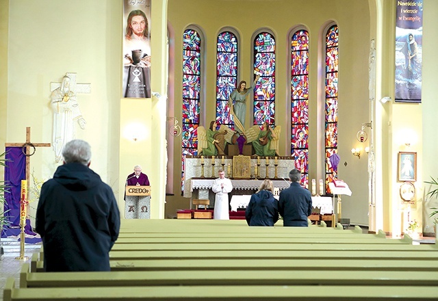 Utrzymuje się tendencja spadkowa co do frekwencji osób biorących udział w liturgii w niedziele.
