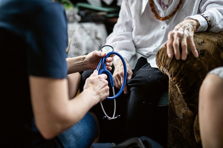 Pracownicy hospicjum mają specjalizacje, ale na co dzień muszą być jednocześnie lekarzami, psychologami i opiekunami.