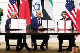 Benjamin Netanjahu, Donald Trump  i Sheikh Abdullah bin Zayed bin Sultan Al Nahyan podpisali tzw. porozumienie abrahamowe.