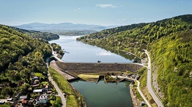 Elektrownia wodna Tresna na rzece Soła, wybudowana w 1966 roku,  ma moc 21 MW.