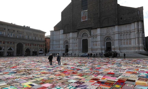 Główny plac Bolonii pokrył się kolorowym patchworkiem z tysiąca utkanych przez uczestniczki happeningu "kocyków".